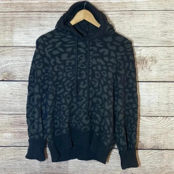 Express | Women’s Animal Print Soft Fuzzy Pullover Hooded Sweater Size Medium - Picture 1 of 4